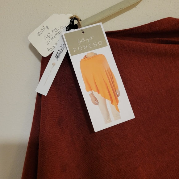 Poncho One Size fits All, Fig color. It can be worn several different ways. - Picture 3 of 4